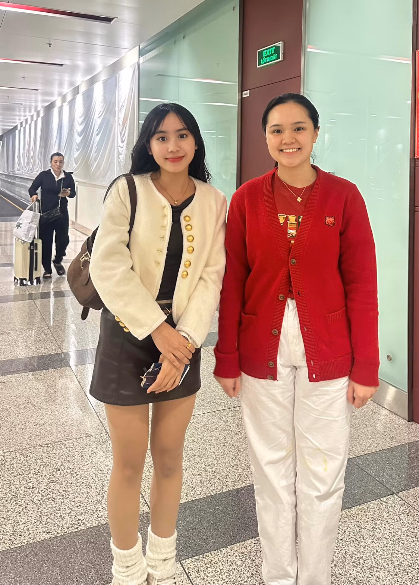 Quỳnh Anh (áo đỏ) diện đồ hiệu nhưng bị chê phong cách thời trang.