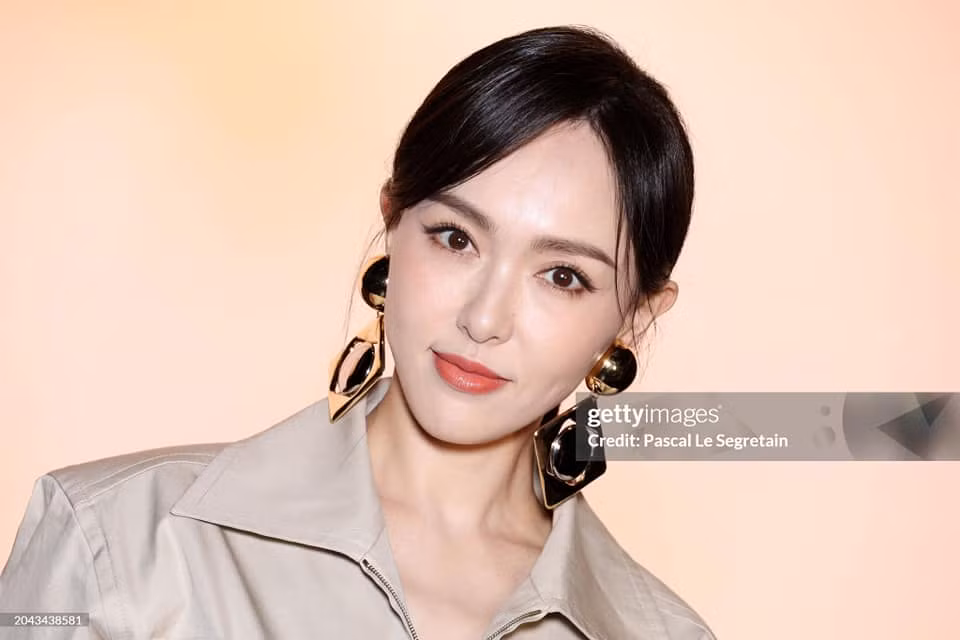 Ảnh camera thường của Đường Yên tại show diễn của YSL tại tuần lễ thời trang Paris. Cư dân mạng đánh giá cao lớp make up của nữ diễn viên Bên nhau trọn đời. Trước đó nhiều ngôi sao Trung Quốc lộ lớp nền lỗi khi xuất hiện trước ống kính Getty Image.