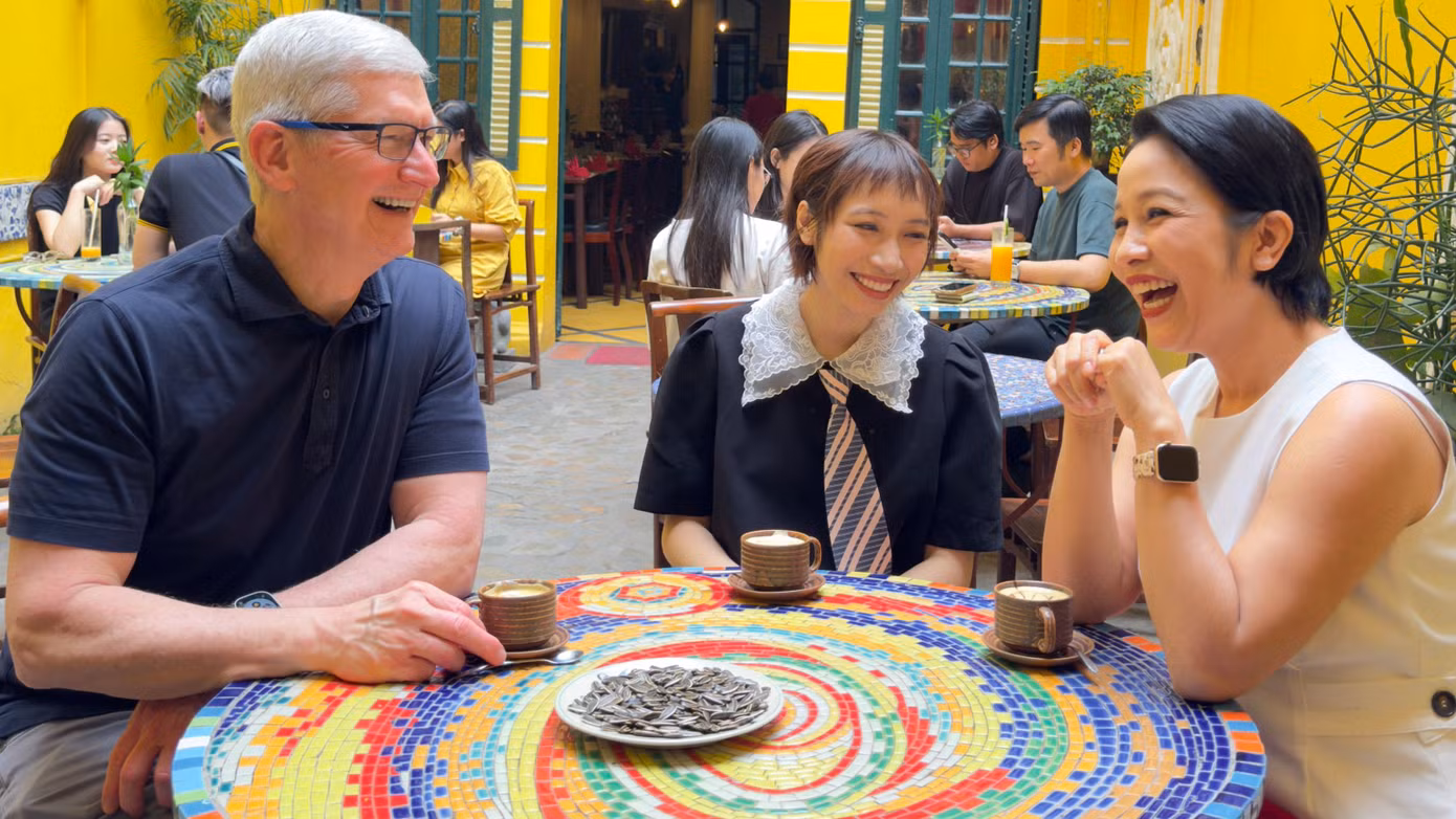 Tim Cook uống cà phê trứng cùng mẹ con diva Mỹ Linh tại phố cổ Hà Nội.