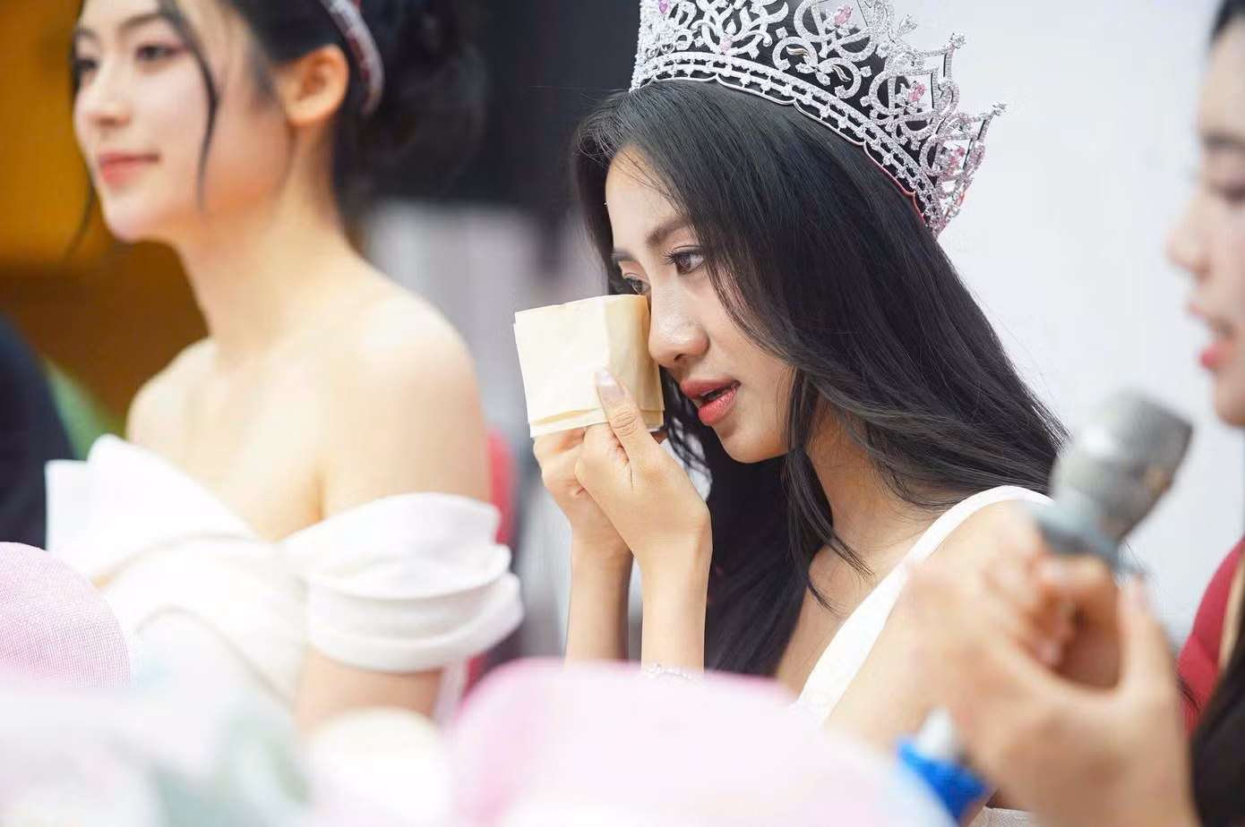 Hoa hậu Hà Trúc Linh xúc động bật khóc khi chia sẻ cảm xúc trong buổi giao lưu tại báo Tiền Phong.