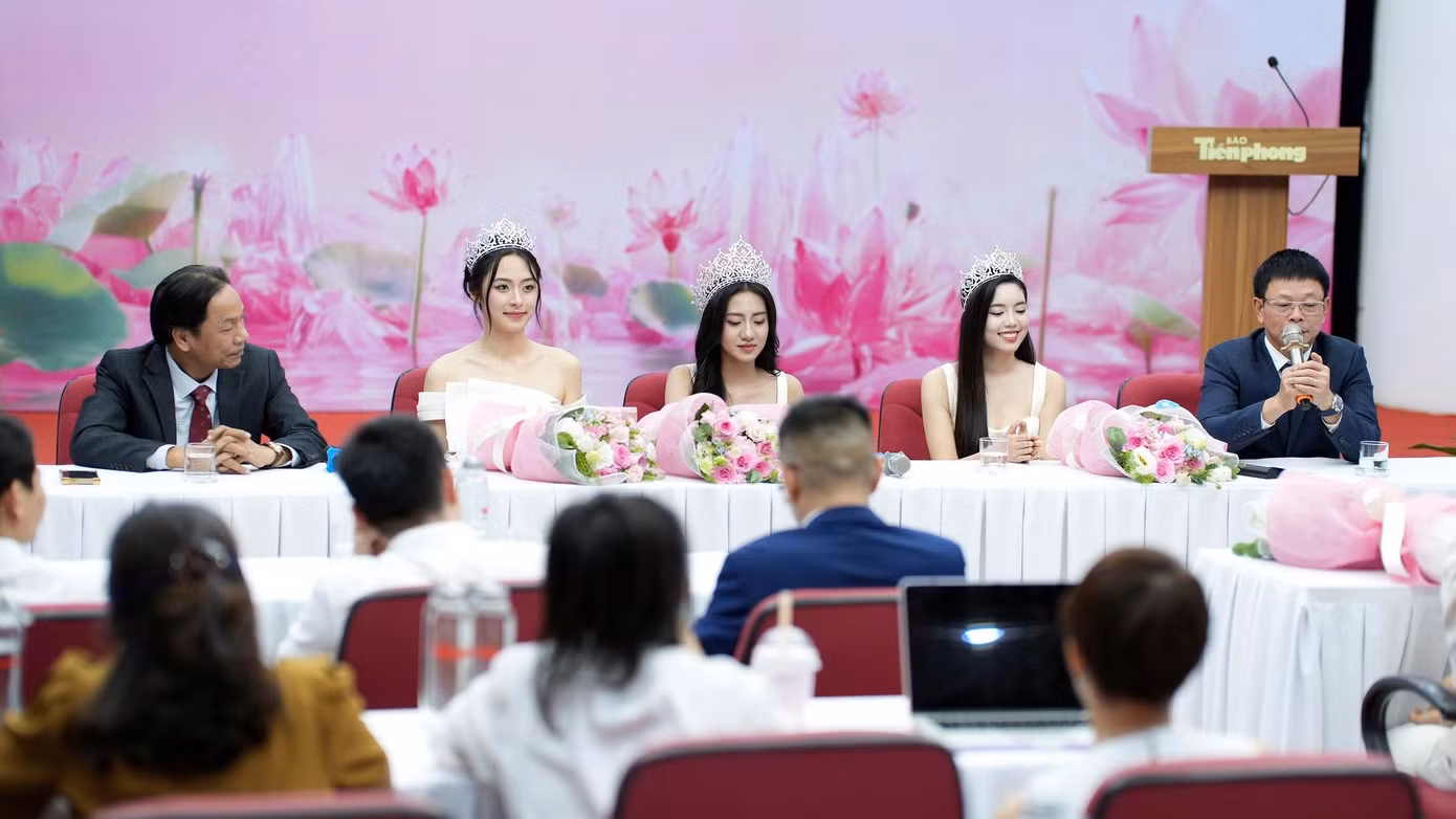 Tổng Biên tập báo Tiền Phong chia sẻ phía sau cánh gà là khoảnh khắc xúc động nhất, khi hội đồng giám khảo đồng thuận chọn top 3.