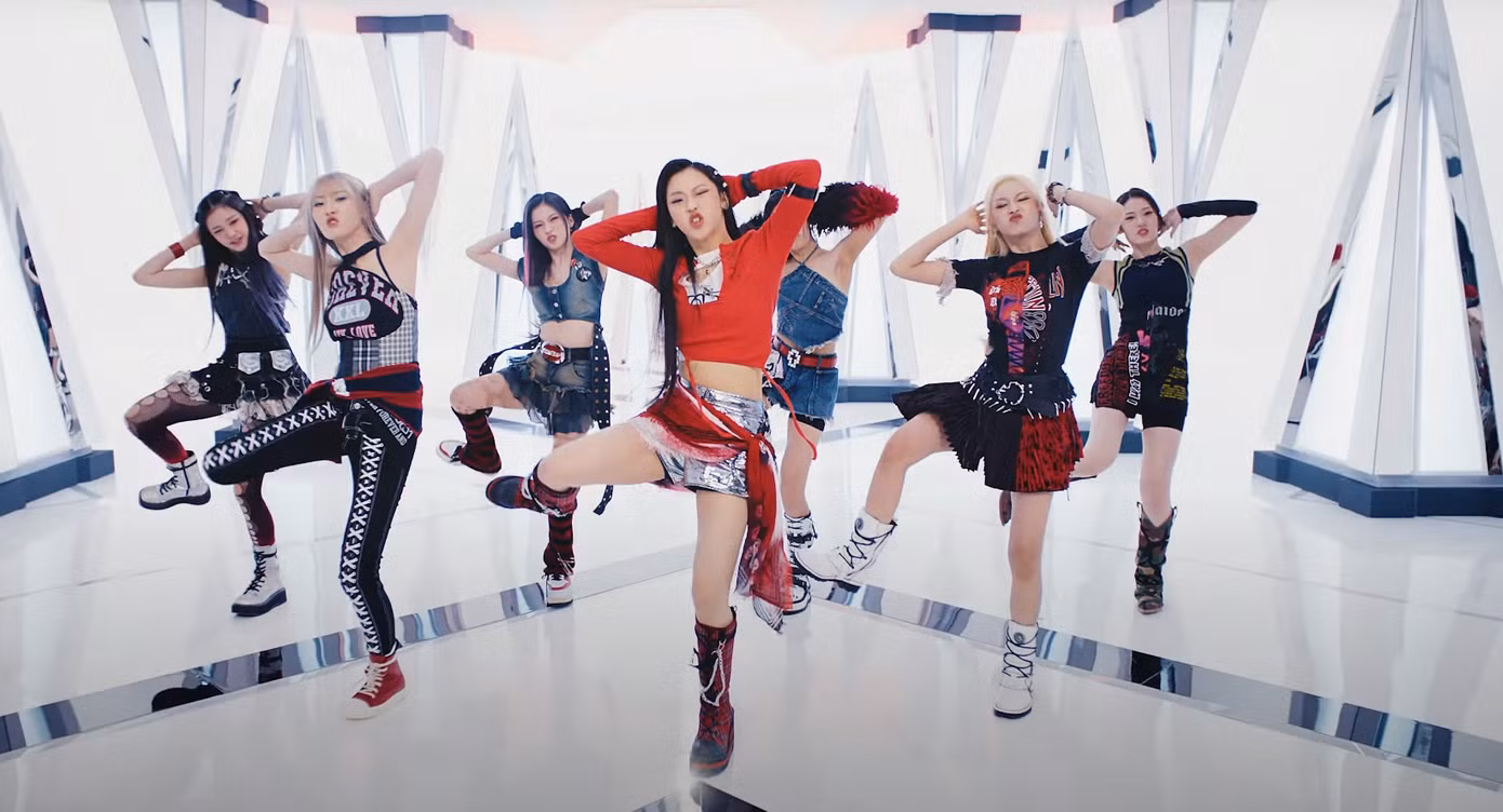 YG vẫn để "gà nhà" theo đuổi hình tượng girl crush bất chấp các nhóm thế hệ thứ tư có nhiều hình ảnh khác biệt, hợp thời.
