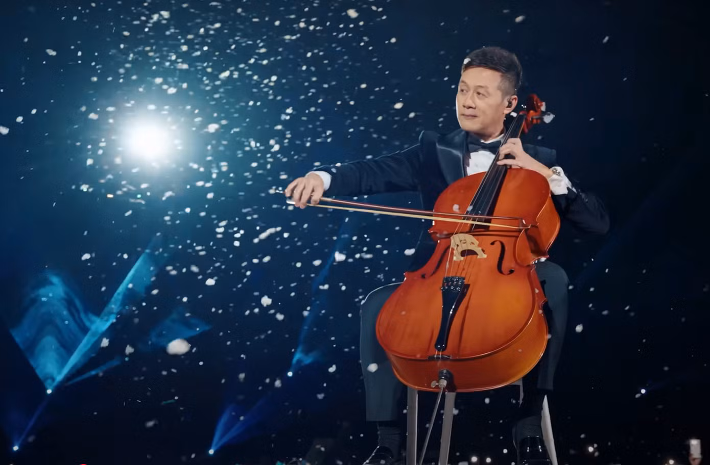 MC Anh Tuấn kéo đàn cello tại concert Anh trai vượt ngàn chông gai.
