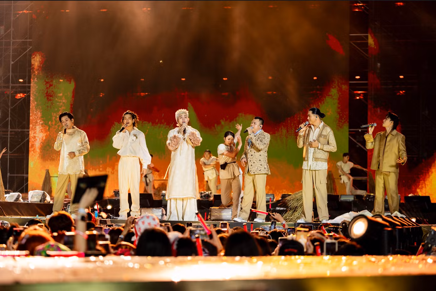 Sân khấu Mẹ yêu con của nhà Tinh hoa lần đầu có mặt tại concert ở TPHCM.