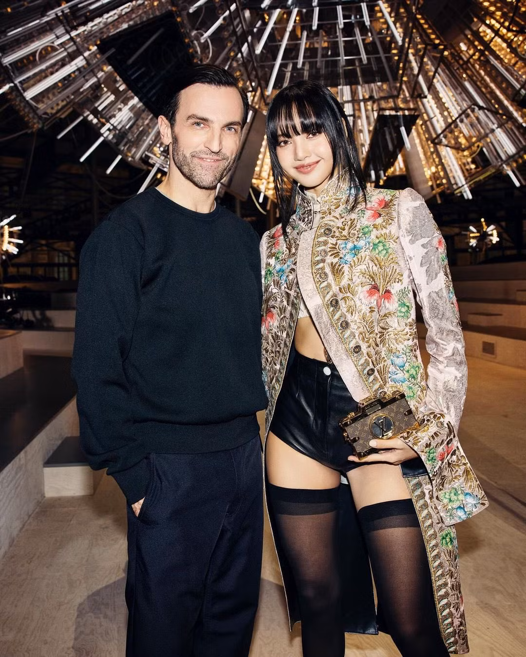 Lisa dự show theo lời mời của Nicolas Ghesquière - Giám đốc sáng tạo Louis Vuitton từ năm 2013. Trên trang cá nhân, cô gửi lời cảm ơn đến nhà thiết kế: “Chúc mừng 10 năm của Nicolas Ghesquière. Cảm ơn vì đã mời tôi đến, buổi biểu diễn cuối của tuần lễ thời trang kết thúc thật tốt đẹp”.