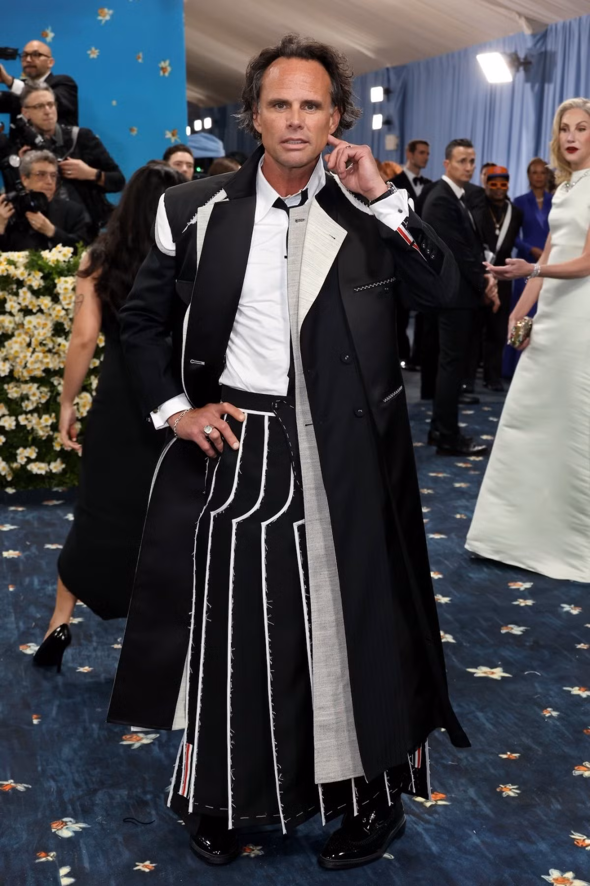 Walton Goggins đang có thời kỳ đỉnh cao nhờ The White Lotus, nhưng bộ trang phục lần này của anh lại trông như thể vẫn còn dang dở, thiếu sự chỉn chu cần thiết cho đêm thời trang đình đám.