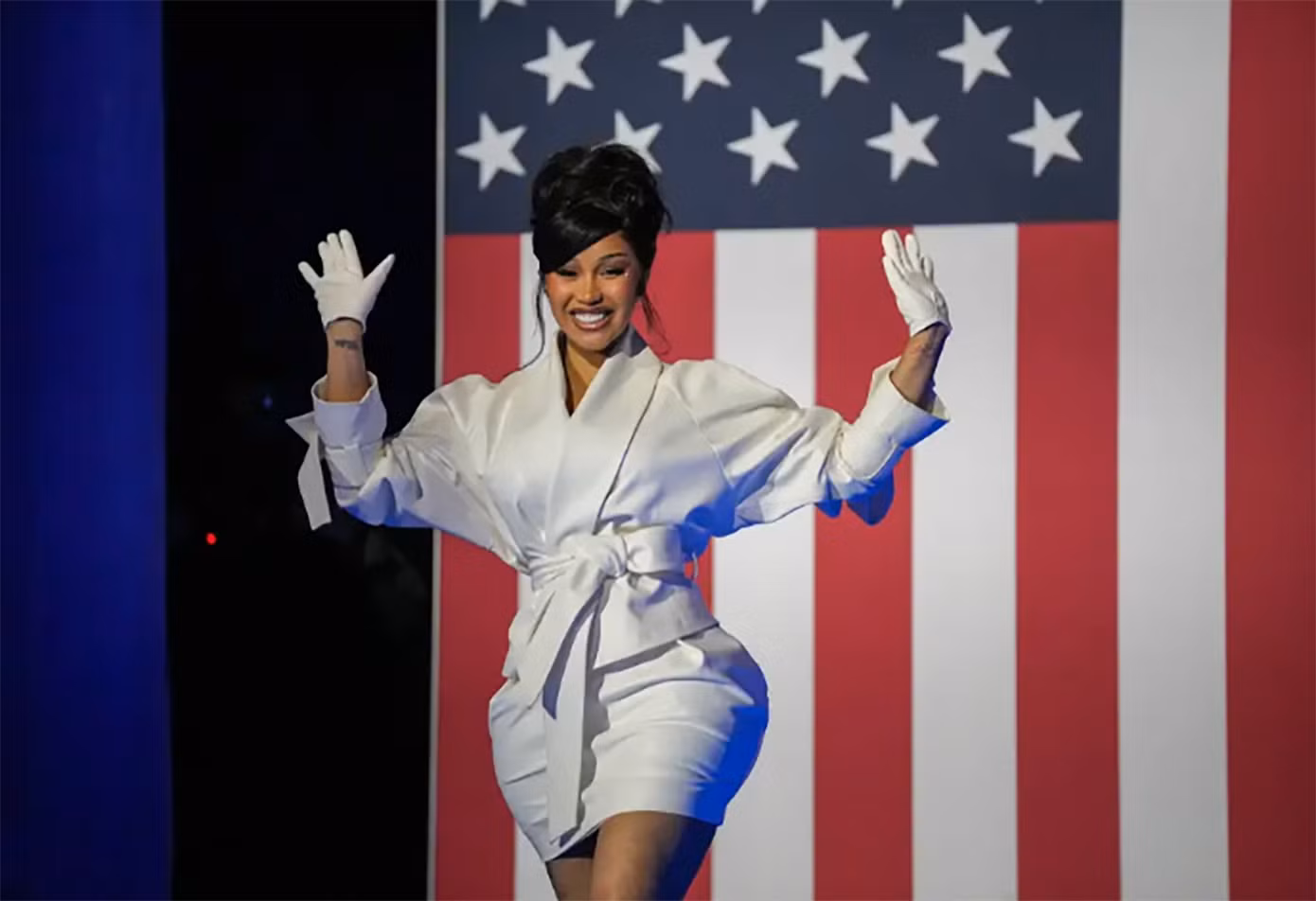 Cardi B phát biểu trước đám đông tại Trung tâm Triển lãm Hội chợ Tiểu bang Wisconsin, ủng hộ bà Harris.