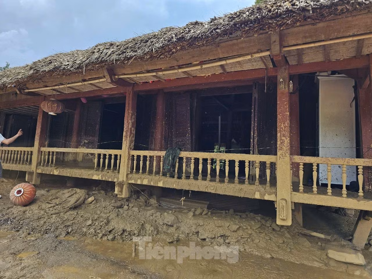 Một phần của những căn nhà bị lũ quét "vò nát" còn sót lại. Ảnh: Hân Nguyễn.