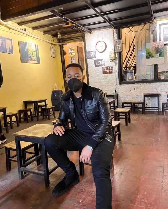 John Legend thích thú với đặc sản Hà Nội.