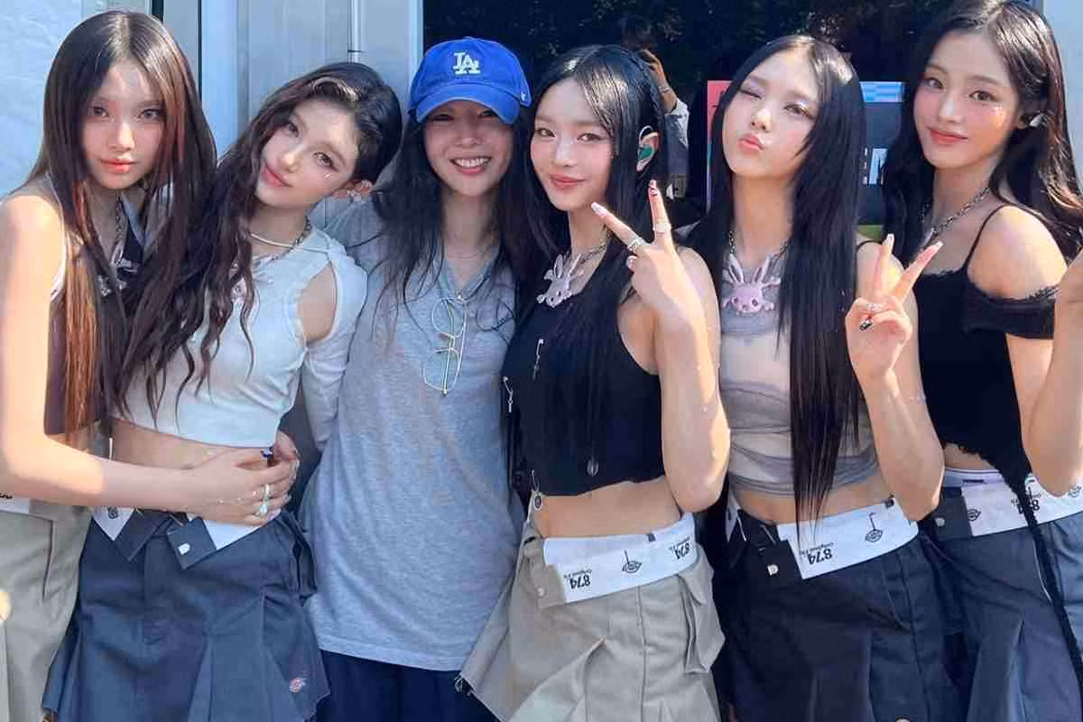 NewJeans - một trong những nhóm nữ nổi bật nhất Kpop nhất năm 2024, còn Min Hee Jin (đội mũ) được xem là "kiến trúc sư" đằng sau thành công của nhóm.