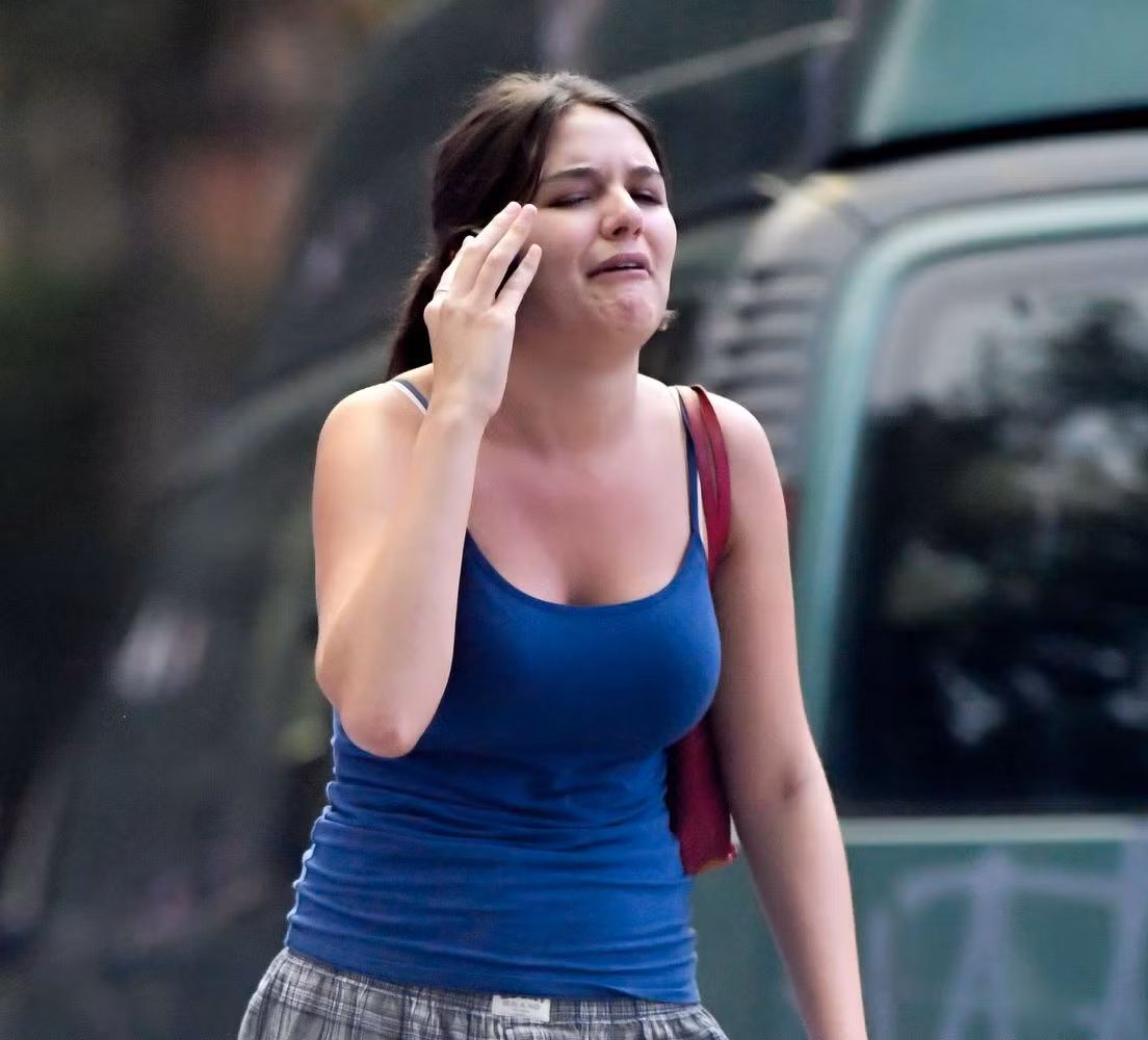 Suri Cruise khóc nức nở trên đường phố New York. Ảnh: Profimedia. Suri Cruise khóc nức nở trên đường phố New York. Ảnh: Profimedia.