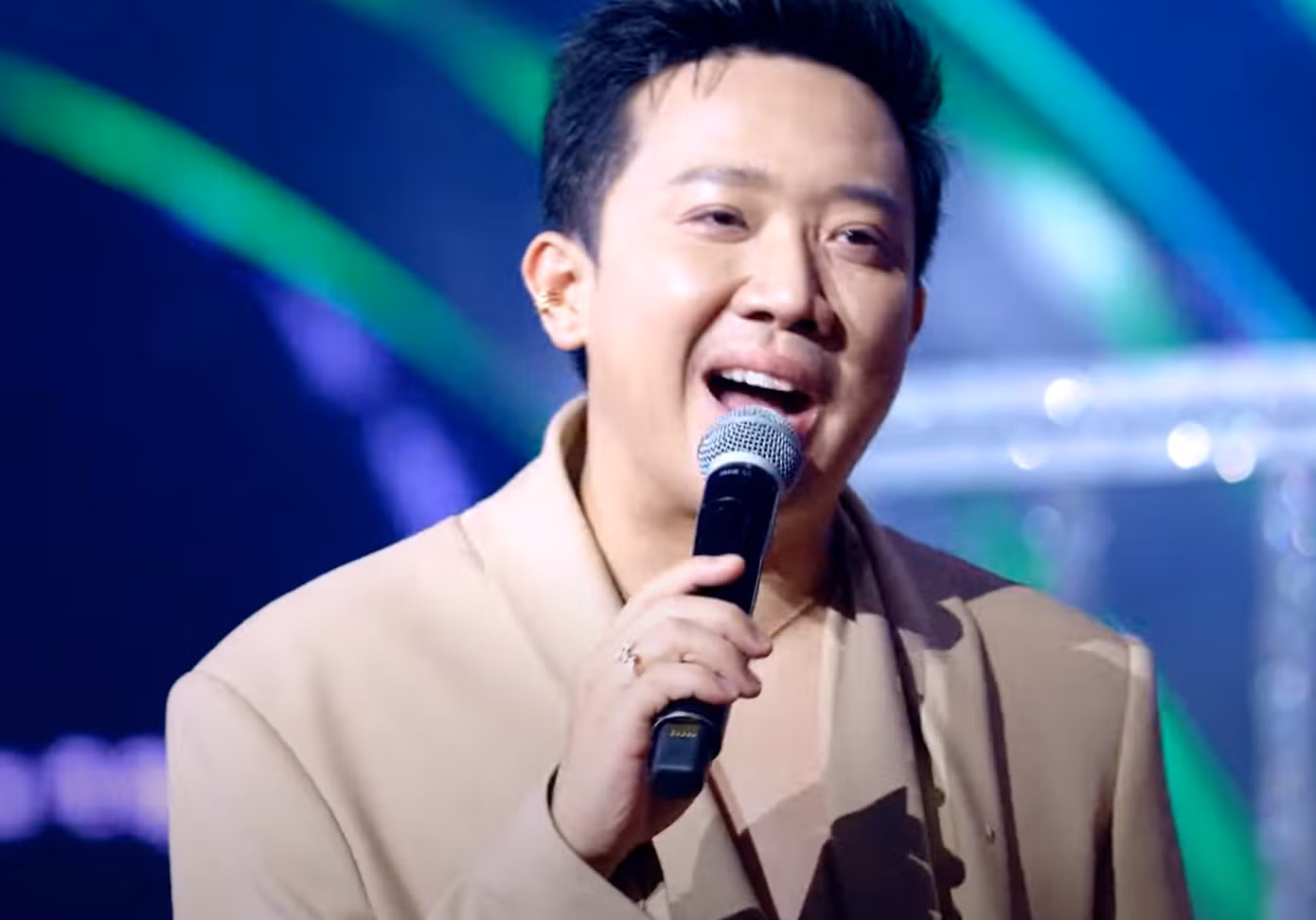 Trấn Thành (bìa trái) và Thu Minh hứng chịu "gạch đá" vì dùng từ "táp", "toang hoác" khi nhận xét miệng Phạm Anh Duy (giữa).