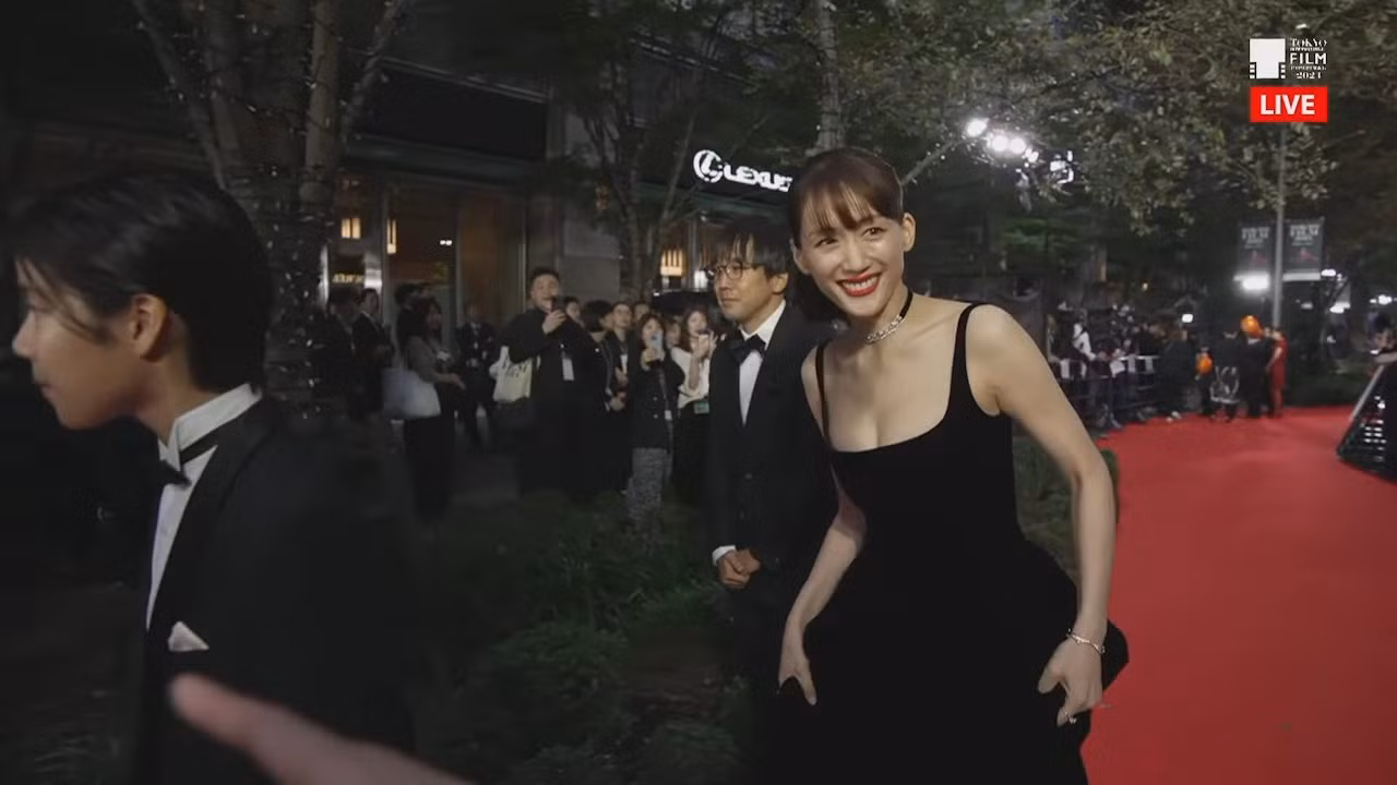Sao nữ "quyến rũ nhất Nhật Bản" nổi bật tại sự kiện. Mỹ nhân 39 tuổi có lượng fan đông đảo, tên tuổi của cô gắn liền với nhiều tác phẩm như Tiếng gọi tình yêu giữa lòng thế giới, Bạch dạ hành, Đi trong đêm trắng, Thiên đường và địa ngục: Hoán đổi linh hồn…