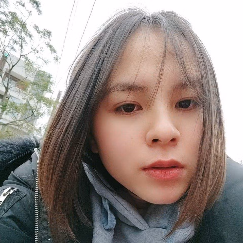 Tổng điểm sau 2 phần thi của Thu Vinh đạt 587 điểm, nhiều phát liên tục đạt 10 điểm, trong đó 25 lần bắn trúng hồng tâm. Ngay sau chiến tích này, nữ xạ thủ được Liên đoàn bắn súng Việt Nam thưởng nóng 100 triệu đồng. Trịnh Thu Vinh sinh năm 2000, quê Thanh Hóa, từng là vận động viên điền kinh nhưng rẽ ngang qua bắn súng sau một năm luyện tập. Để giành được suất dự Olympic Paris 2024, cô vượt qua 130 xạ thủ, đứng top năm vòng loại Giải Vô địch Thế giới 2023. Sau đó cô giành HCV nội dung 10 m súng ngắn hơi hỗn hợp đồng đội tại Giải Vô địch Bắn súng châu Á 2024.