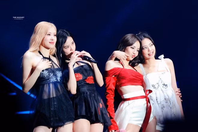 Truyền thông Hàn cho biết chỉ Rosé gia hạn hợp đồng với YG, ba thành viên còn lại tìm công ty mới. Phía YG phản hồi phản hồi thông tin chưa xác nhận, vẫn đang trong quá trình đàm phán.