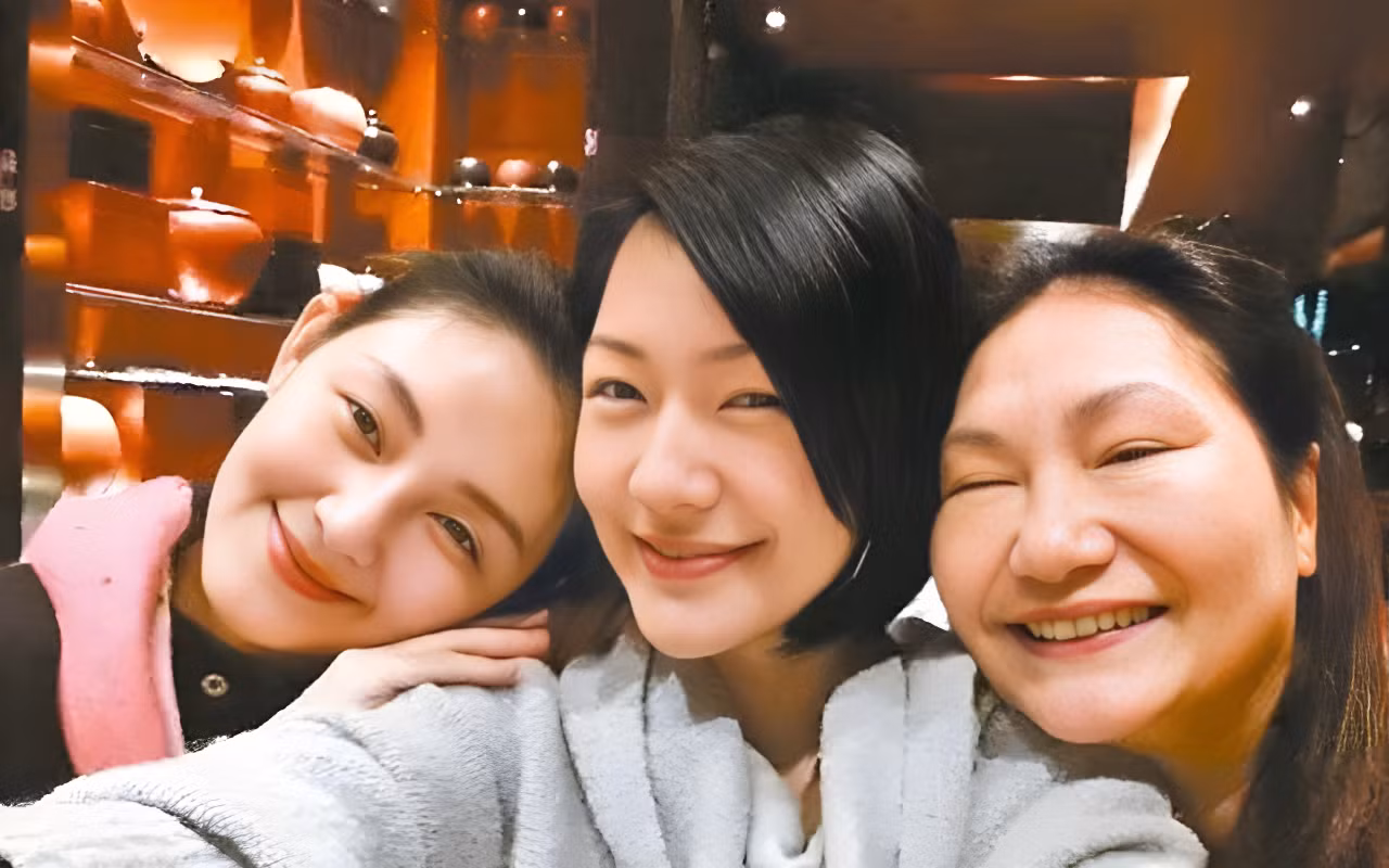 Từ Hy Viên (bìa trái) bên cạnh em gái Từ Hy Đệ và mẹ - bà Hoàng Xuân Mai.