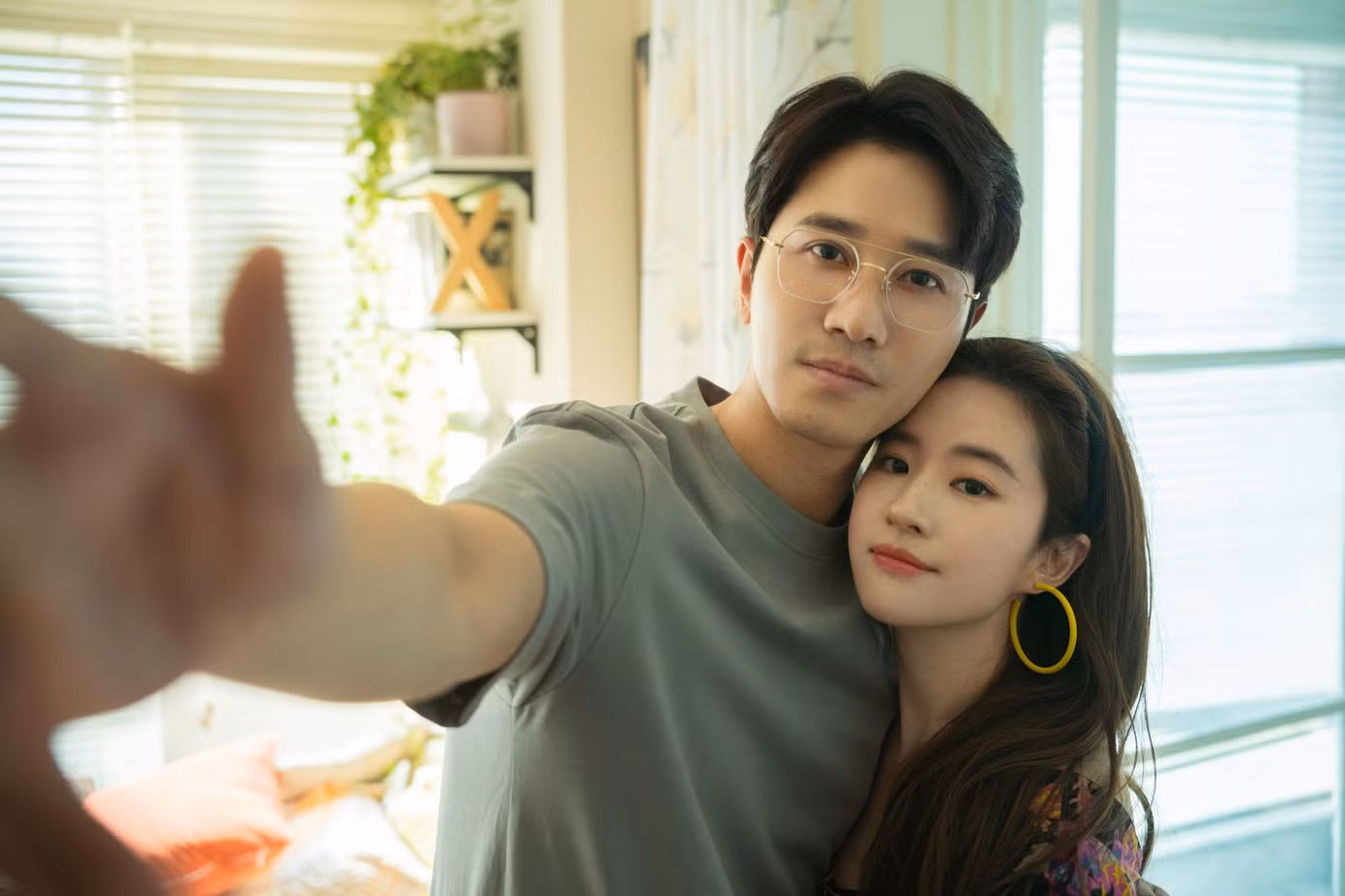 Bành Quán Anh (trái) và Lưu Diệc Phi phim Câu chuyện hoa hồng.