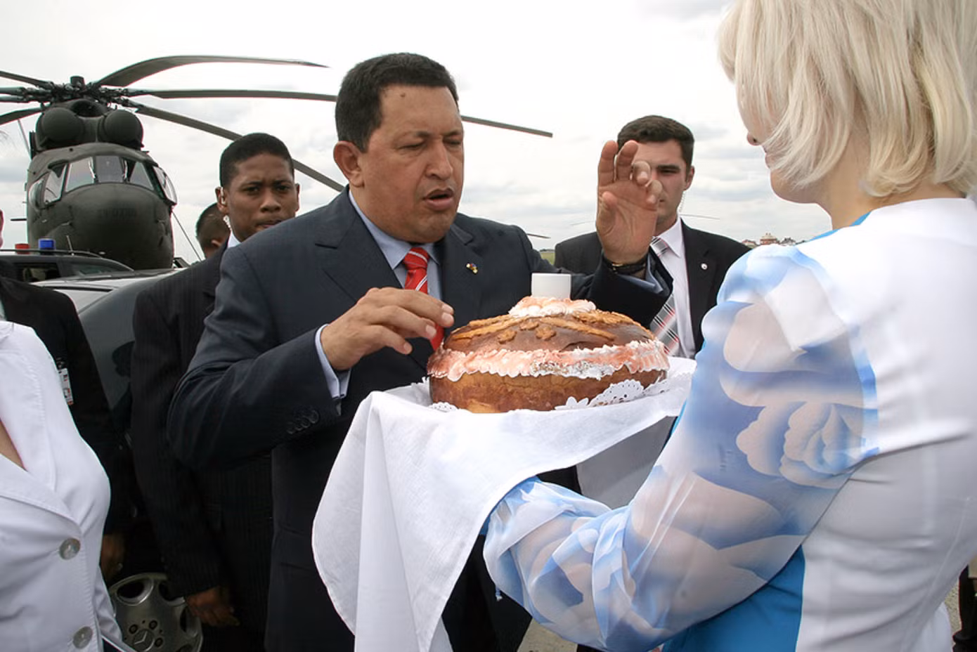 Tổng thống Venezuela Hugo Chavez (trái) thăm nhà máy sản xuất trực thăng Rostvertol, năm 2007. Ảnh: Sputnik.
