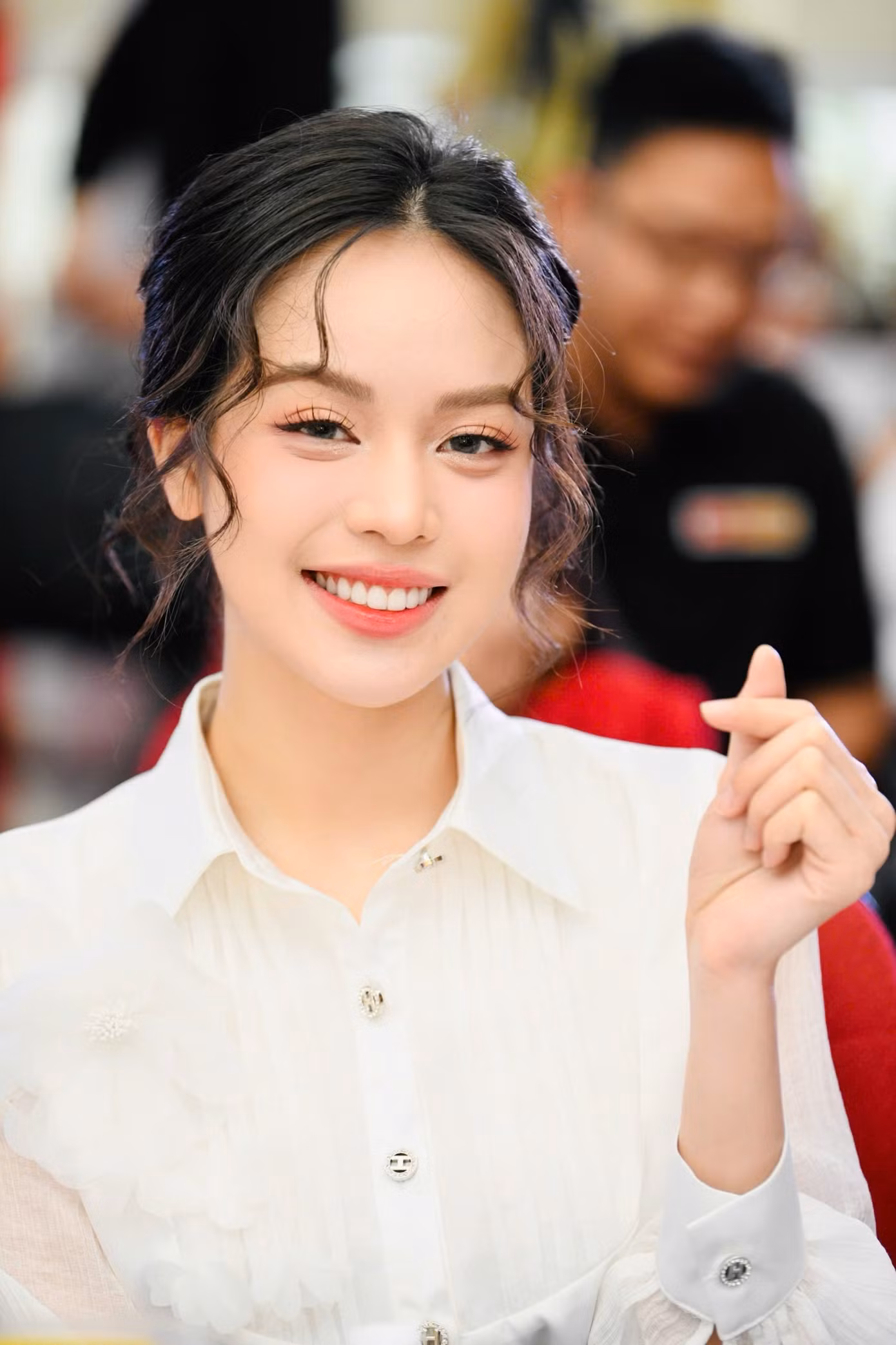 Hoa hậu Huỳnh Thị Thanh Thủy - Hoa hậu Quốc tế 2024, Gương mặt trẻ Việt Nam triển vọng năm 2024 chọn trang phục mang phong cách tối giản, kiểu tóc búi nhẹ nhàng, lọn tóc xoăn lơi, lối trang điểm nhẹ nhàng làm nổi bật vẻ đẹp trong trẻo.