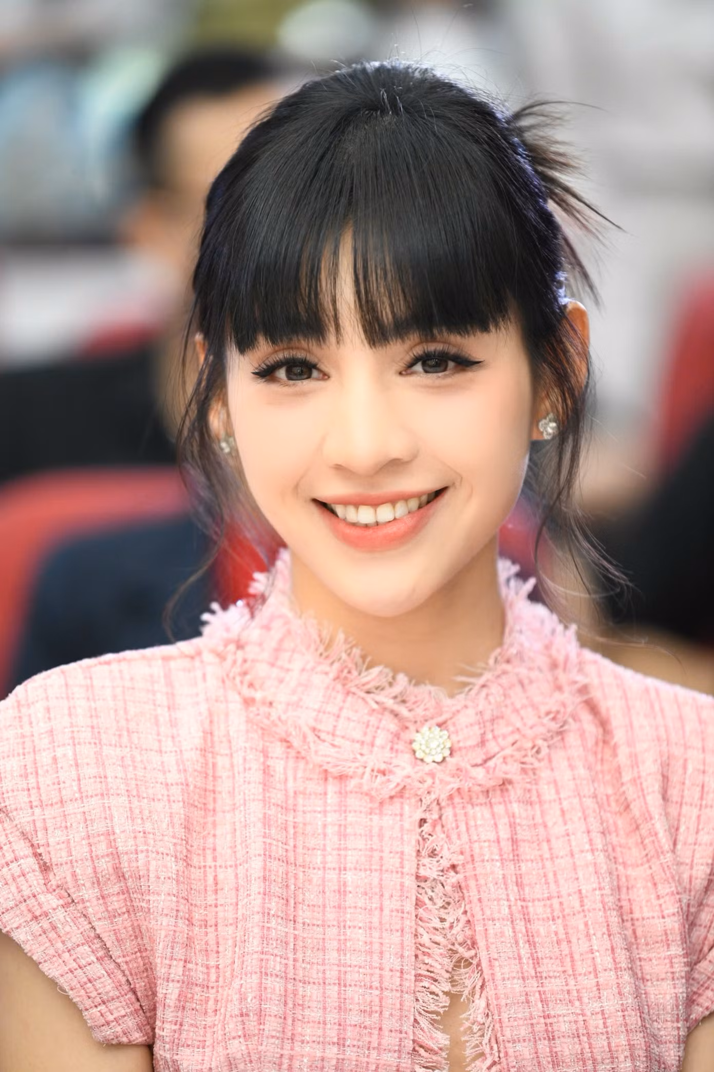 Nhan sắc ngày càng thăng hạng của Lê Thanh Tú tại sự kiện. Người đẹp trưởng thành từ Hoa hậu Việt Nam (Top 10 HHVN 2018, Người đẹp Áo dài). Cô đăng quang Hoa khôi Miss Golf Việt Nam năm 2022 và tích cực góp mặt trong nhiều sự kiện của Tiền Phong.