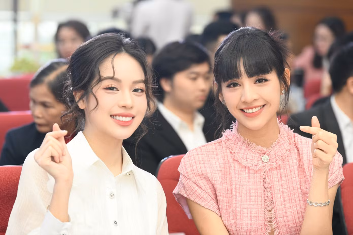 Sáng 25/3, Hoa hậu Việt Nam 2022 Huỳnh Thị Thanh Thủy và người đẹp Lê Thanh Tú - Top 10, Người đẹp Áo dài Hoa hậu Việt Nam 2018 - rạng rỡ xuất hiện trong Lễ trao giải thưởng "Bền Đam Mê". Đây là giải thưởng do báo Tiền Phong phối hợp cùng Quỹ Hỗ trợ Tài năng trẻ Việt Nam (thuộc Trung ương Đoàn TNCS Hồ Chí Minh) và nhãn hàng Number One (Công ty TNHH thương mại và dịch vụ Tân Hiệp Phát) tài trợ và đồng hành thực hiện.