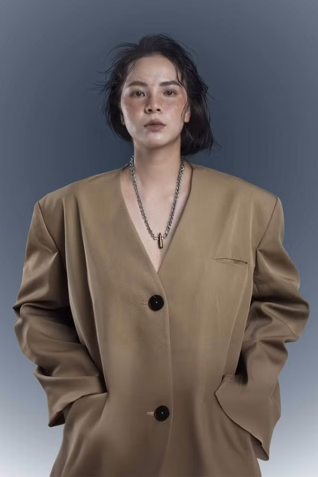 Hình ảnh nữ xạ thủ trên trang bìa tạp chí được chia sẻ rộng rãi trên mạng xã hội. Trịnh Thu Vinh mang đến diện mạo cá tính mới lạ, nổi bật là kiểu trang điểm tàn nhang, khác so với hình ảnh giản dị trong những bộ đồ thể thao hàng ngày.