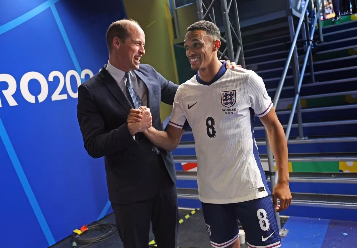 Hoàng tử William chúc mừng Trent Alexander-Arnold sau chiến thắng trong loạt sút luân lưu trước Thụy Sĩ ngày 6/7. Nguồn: Getty.