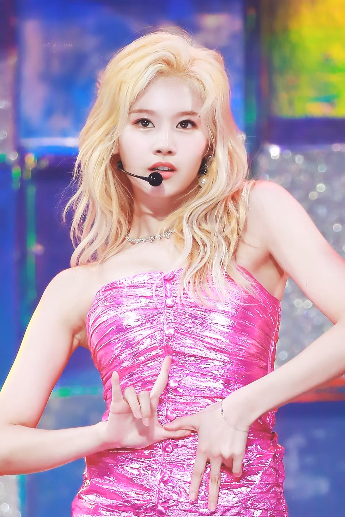 Kể từ khi hoạt động cùng Twice, Sana luôn có mặt trong top thành viên nổi tiếng nhất. Cô được nhận xét là người có thể cân nhiều concept, từ đáng yêu, cá tính, ma mị đến gợi cảm.