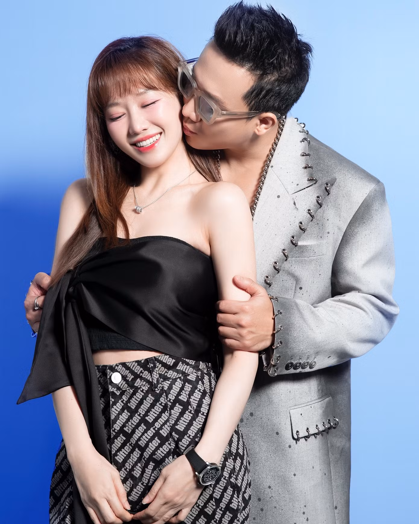 Liên tục phủ sóng show truyền hình, Trấn Thành bận rộn trong công việc đến nỗi Hari Won đùa rằng cô không biết đang sống chung với ai, vì kết hôn nhưng không nhìn thấy chồng đâu.