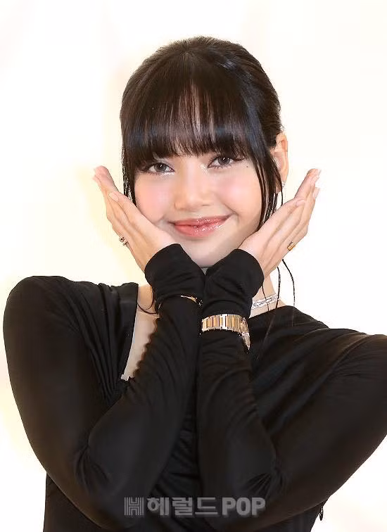 Lisa – đại sứ thương hiệu trở thành tâm điểm sự kiện. Cô diện đầm đen xẻ tà, tóc búi cao làm tôn trang sức từ nhãn hàng.