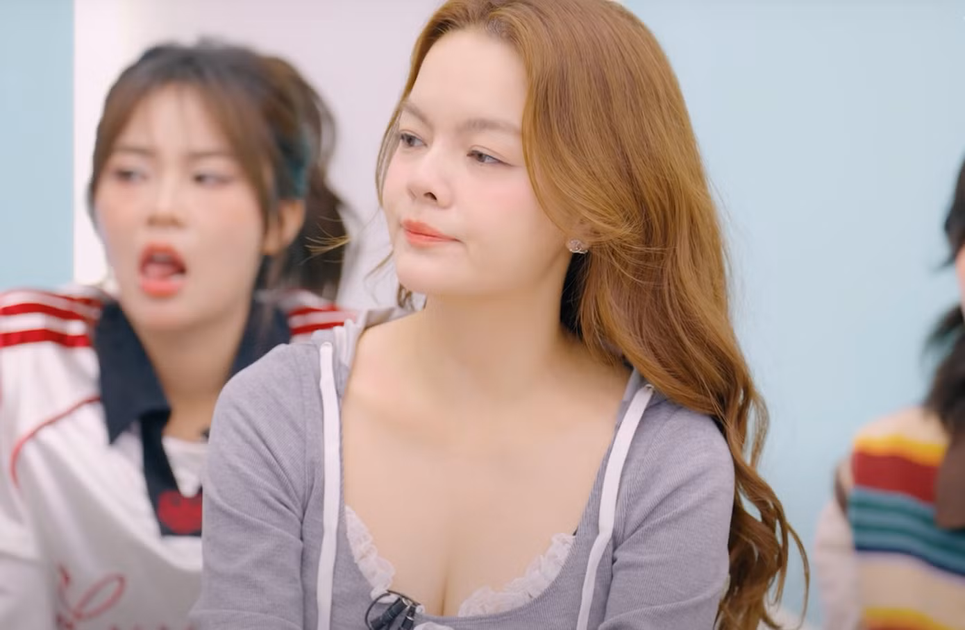 Phạm Quỳnh Anh đề cử Thiều Bảo Trâm (đeo kính) hát Chưa quên người yêu cũ.