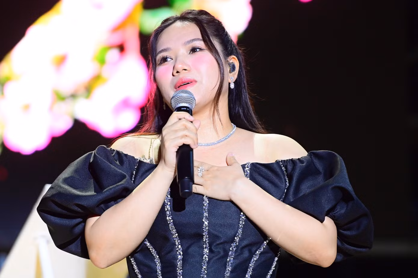 Dàn ca sĩ trẻ thể hiện ca khúc của nhạc sĩ Việt Anh.