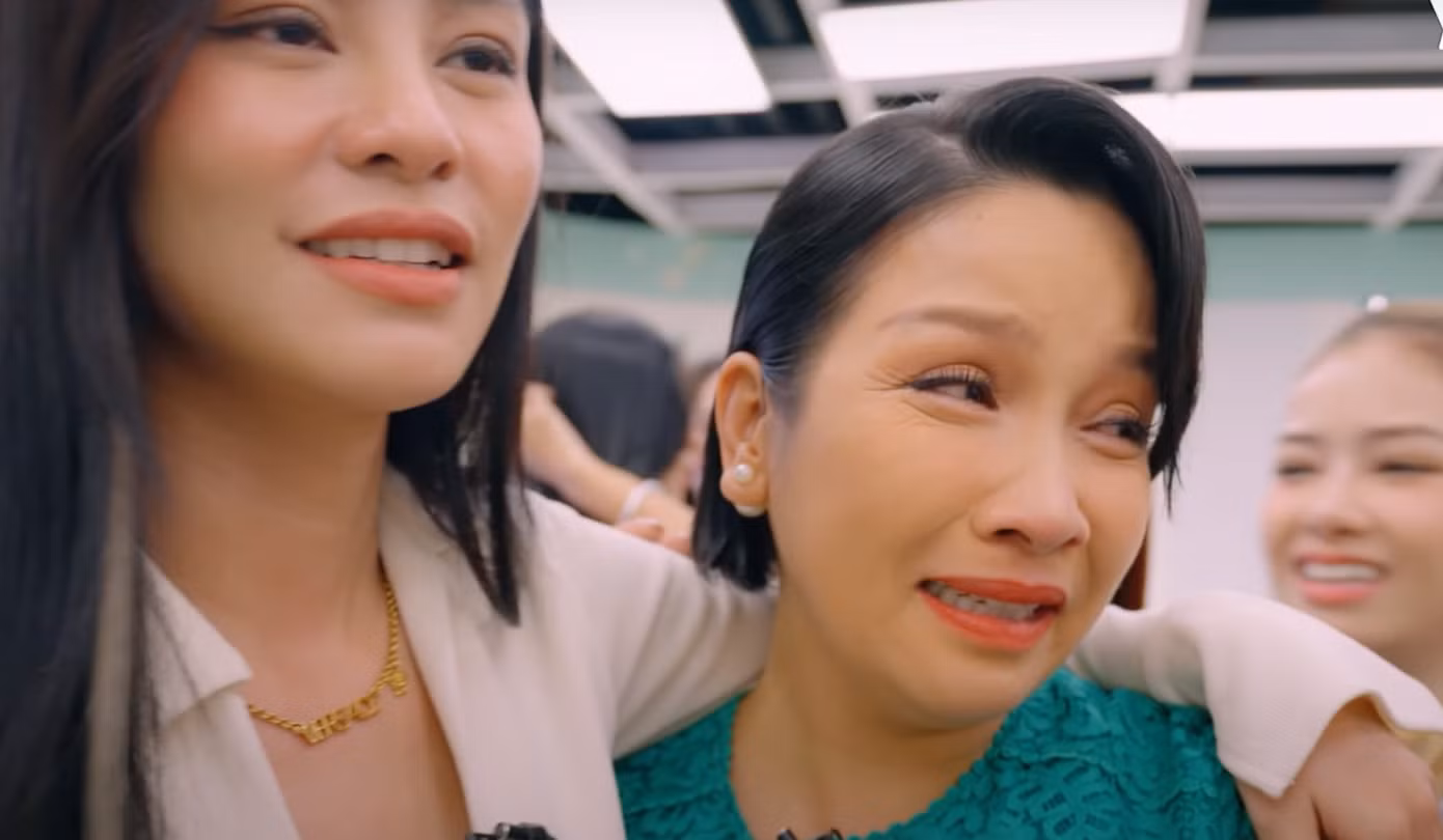 Dàn chị đẹp ôm nhau khóc vì không ai phải ra về sau Công diễn 1.