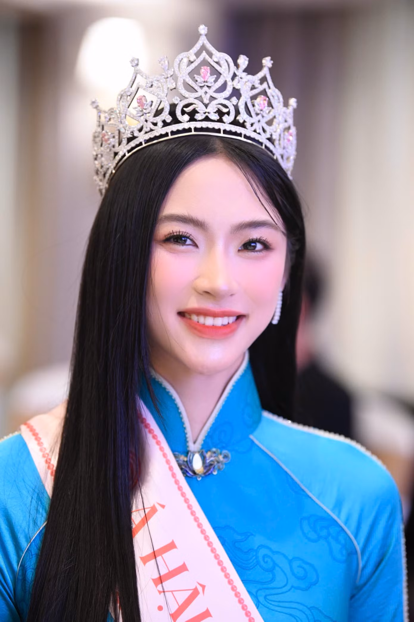Diện áo dài nền nã tông xanh, Á hậu 2 Hoa hậu Việt Nam 2024 Nguyễn Thị Vân Nhi chia sẻ trong 6 tháng tham gia Hoa hậu Việt Nam, cô luôn nhận được sự yêu thương của khán giả. Bước vào hành trình cuộc thi, cô tự tin và hoàn thiện mỗi ngày.