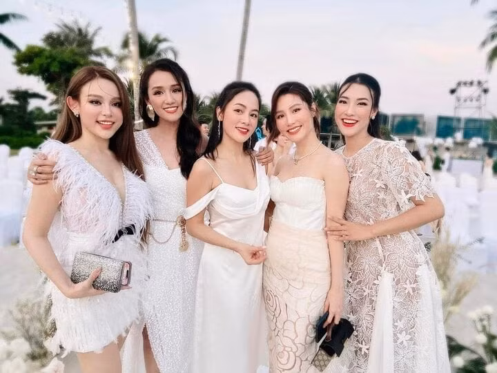 Một số nghệ sĩ diva Mỹ Linh, Diệu Nhi, Khổng Tú Quỳnh… không thể tham dự hôn lễ của Vân Hugo do vướng lịch ghi hình chương trình Chị đẹp đạp gió rẽ sóng. Thay vào đó, Huyền Baby, Phạm Lịch, Hoa hậu H'Hen Niê, MC Hoàng Oanh đều có mặt tại ngày vui của đồng nghiệp.