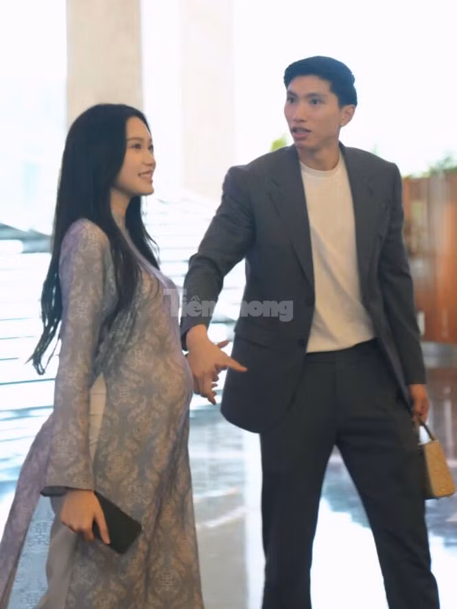 Doãn Hải My bế bụng bầu cùng chồng - Đoàn Văn Hậu dự tiệc cưới.