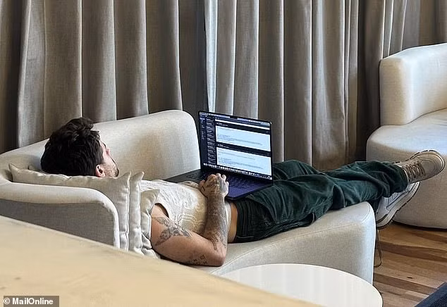 Liam Payne được nhìn thấy ở sảnh khách sạn, ngày anh rơi xuống từ ban công tầng 3 tử vong. Ảnh: Dailymail.