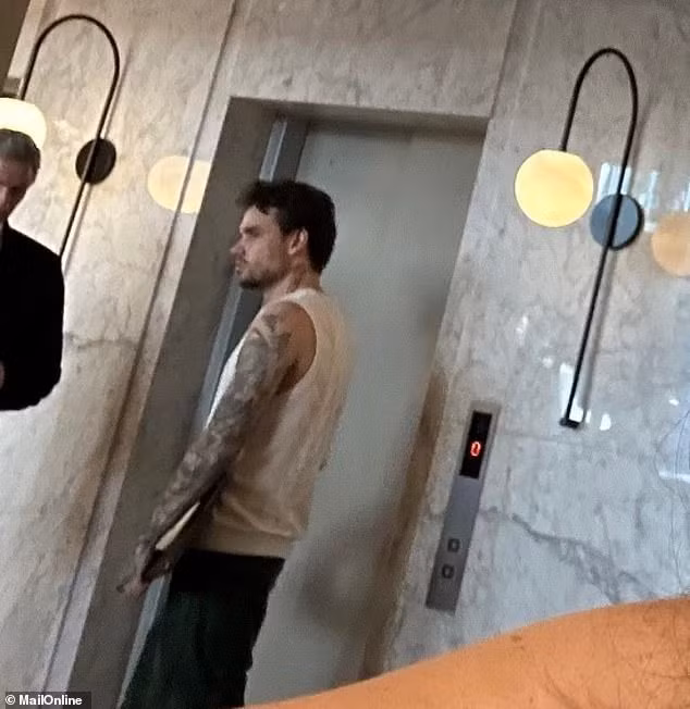 Liam Payne được nhìn thấy ở sảnh khách sạn, ngày anh rơi xuống từ ban công tầng 3 tử vong. Ảnh: Dailymail.