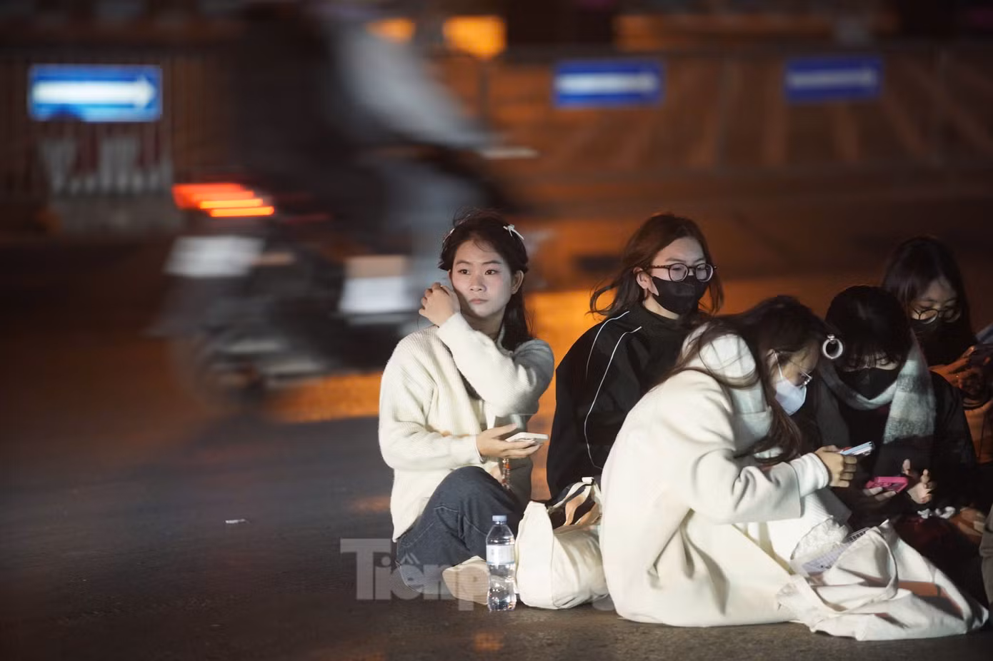 Cảnh tượng khán giả ngồi tràn ra khu vực xe đang lưu thông thu hút sự hiếu kỳ của người dân xung quanh.