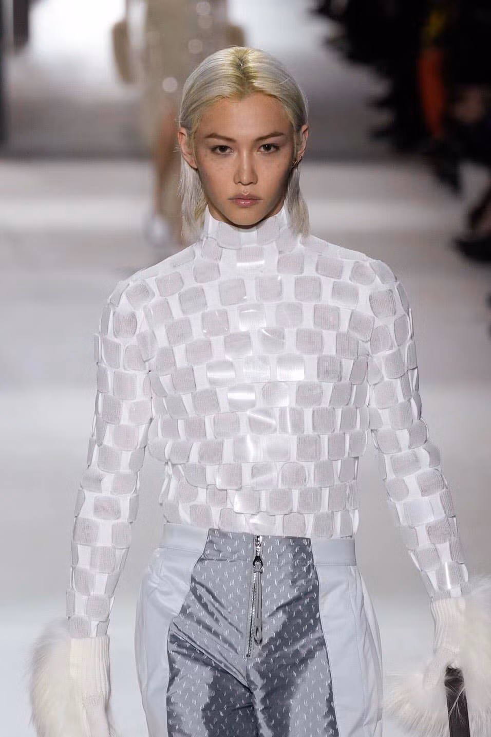 Felix (Stray Kids) sải bước trên sàn runway show diễn.