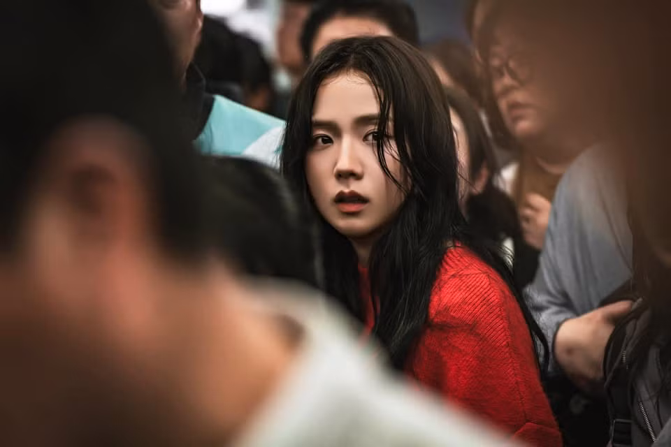Giọng thoại của Jisoo gây ức chế, là điểm yếu khiến cô liên tục vướng tranh cãi khi đóng phim.