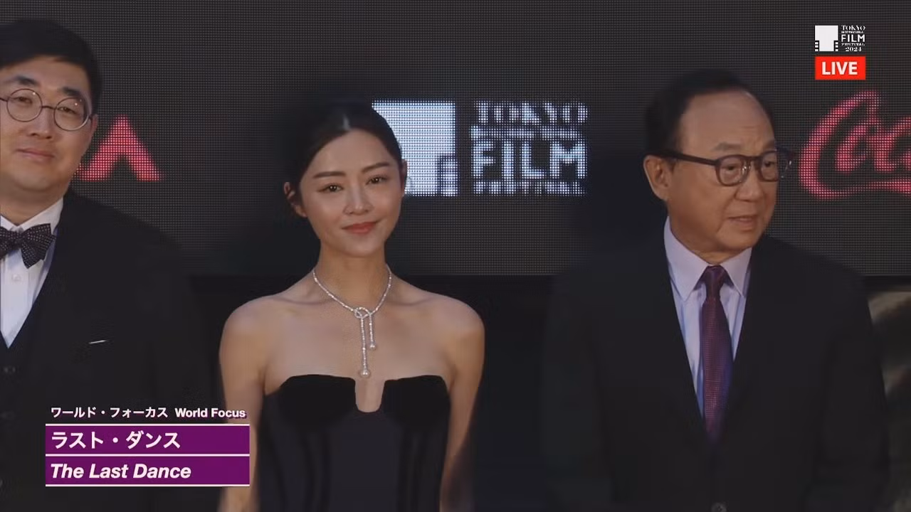 Bộ váy dạ hội chữ V sâu lệch vai giúp Michelle Wai trở thành tâm điểm trên thảm đỏ.