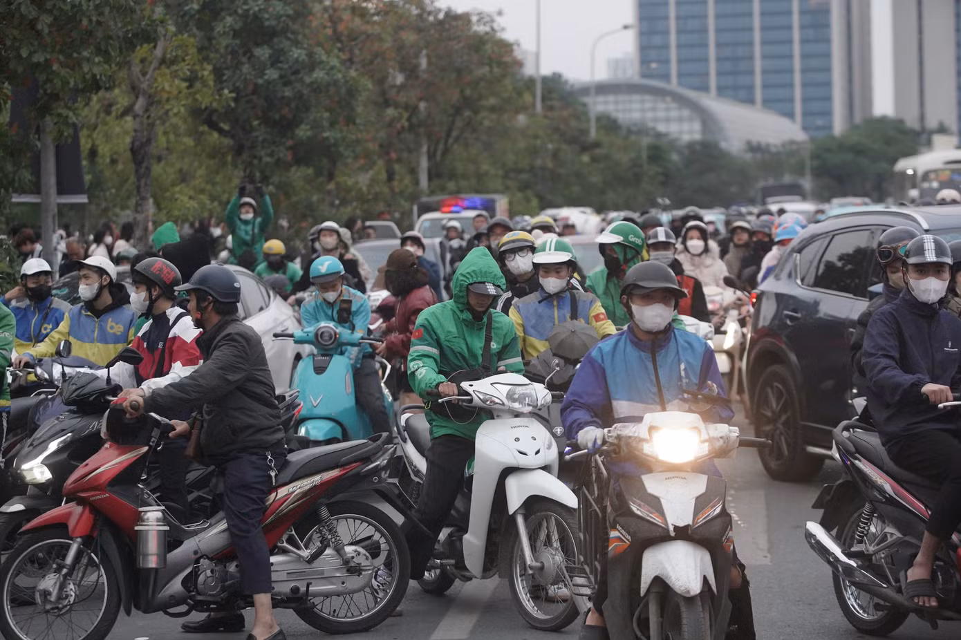 Tình trạng kẹt xe diễn ra vào giờ tan tầm, khi nhiều khán giả mới kịp chạy đến sân đổi vé xem concert Anh trai say hi.