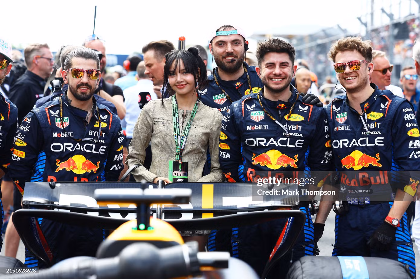 Người đẹp gốc Thái Lan chụp ảnh cùng đội đua Oracle Red Bull Racing. Ảnh: Getty.