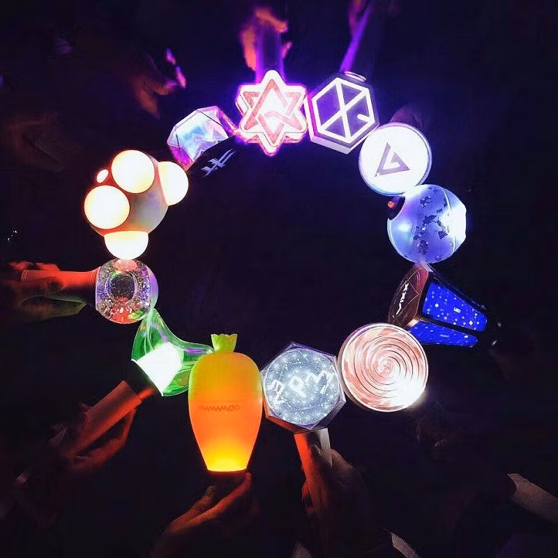 Lightstick - đặc trưng của văn hóa Kpop.