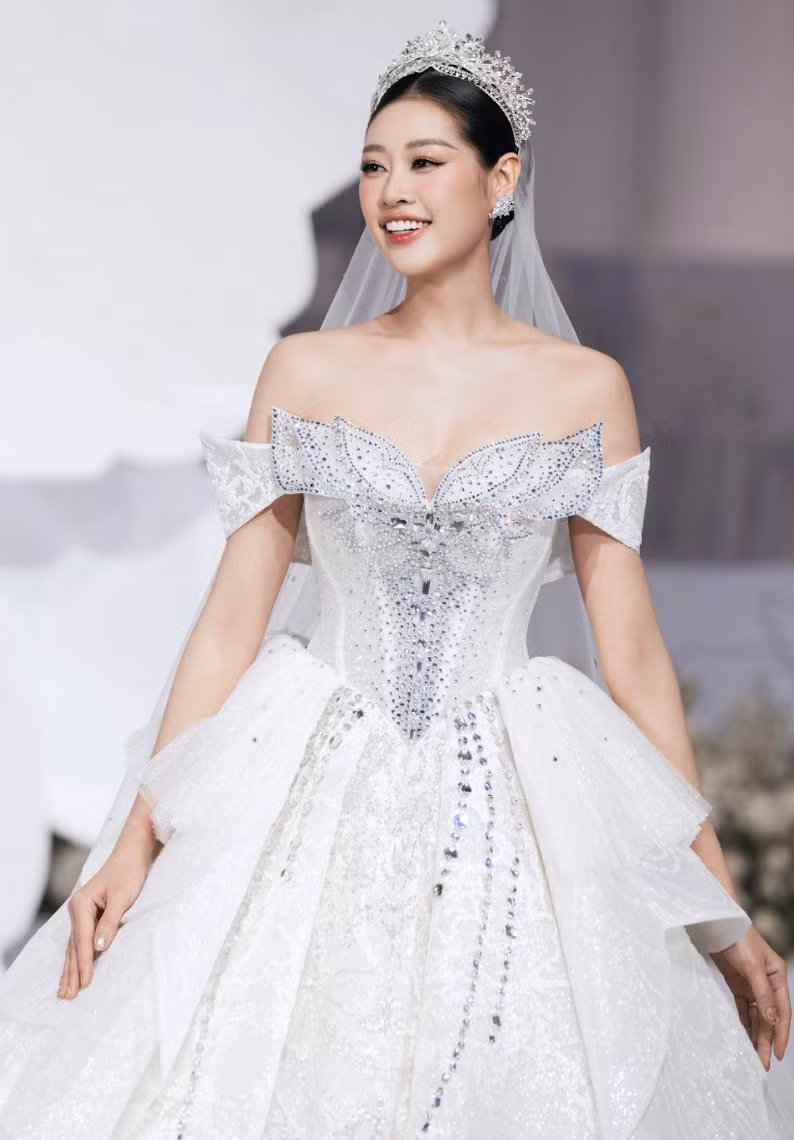 Hoa hậu Khánh Vân thu hút sự chú ý với thần thái tươi tắn, rạng rỡ.