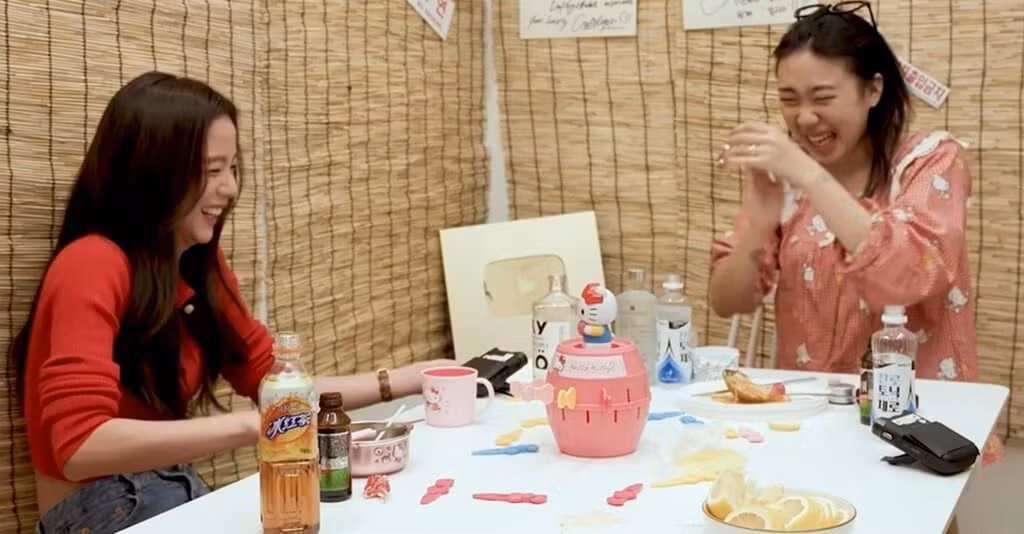Một cảnh show Not Much Prepared của Lee Young Ji, có sự góp mặt của Jisoo (bên trái) với tư cách là khách mời.