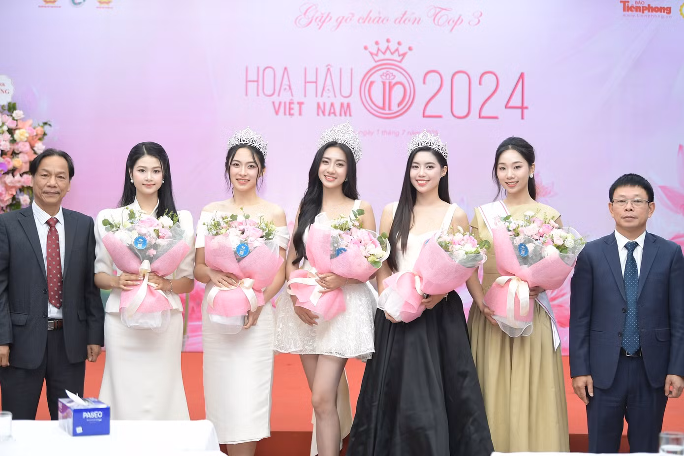 “Từ nay, chúng ta là người một nhà”.