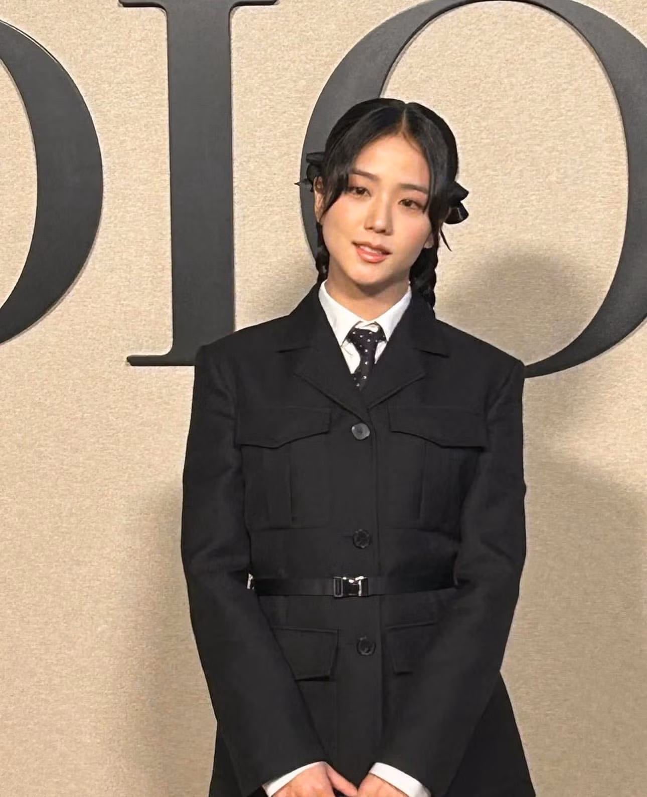 Jisoo (BlackPink) cho thấy nền da đáng mơ ước qua ống kính của “hung thần” Getty Image. Nữ thần tượng sinh năm 1995 trở thành tâm điểm tại show diễn Thu/Đông 2024-2025 của Dior thuộc khuôn khổ Paris Fashion Week. Đại sứ toàn cầu của Dior thắt bím tóc, chọn phong cách preppy, kết hợp quần short mini, áo sơ mi trắng cổ điển cùng áo khoác được trang trí bằng 4 túi xếp nếp. Người đẹp nhóm BlackPink ngồi hàng ghế đầu cạnh vợ chồng Bernard Arnault - chủ tịch và giám đốc điều hành (CEO) của LVMH, công ty hàng xa xỉ lớn nhất thế giới, Rosalia, Delphine Arnault (Chủ tịch, CEO Dior).