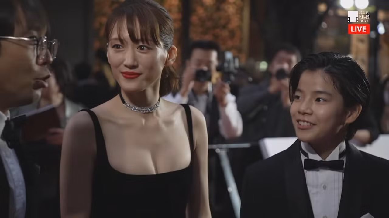 Xuất hiện với bộ váy quây màu đen, Ayase Haruka khoe bờ vai trắng và vòng một gợi cảm. Năm nay, cô lọt vào danh sách rút gọn của Liên hoan phim quốc tế Tokyo lần thứ 37 với bộ phim mới Route29.